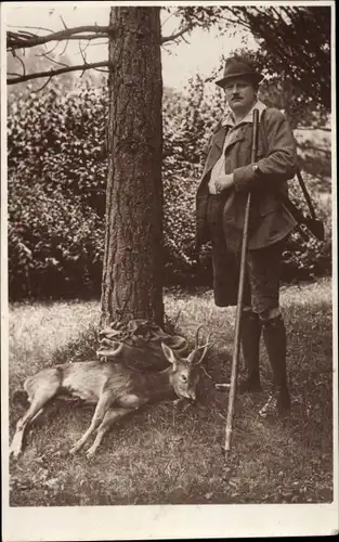 Foto Ak Jäger mit erlegtem Reh, Gewehr, Portrait