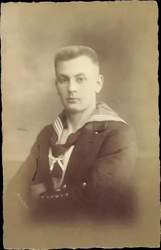 Foto Ak Deutscher Soldat in Uniform, Seemann, Funker auf Vorpostenboot Aldebaran, Portrait