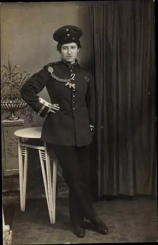 Foto Ak Frau in Uniform mit Schützenschnur und 3 Eicheln, Standportrait, I WK