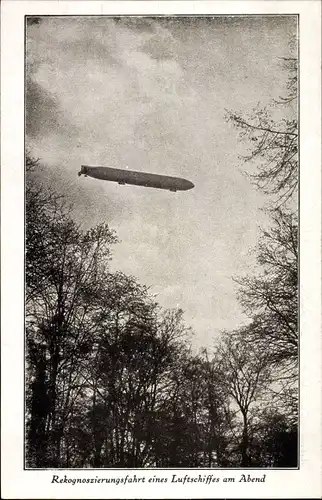 Ak Rekognoszierungsfahrt eines Luftschiffes am Abend, Zeppelin