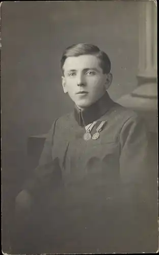 Foto Ak KuK Soldat in Uniform mit Orden, Portrait