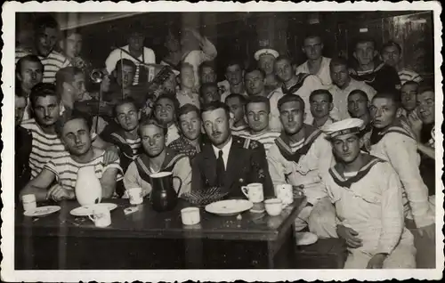 Foto Ak Kraljevska Mornarica, Jugoslawische Seeleute in Uniformen