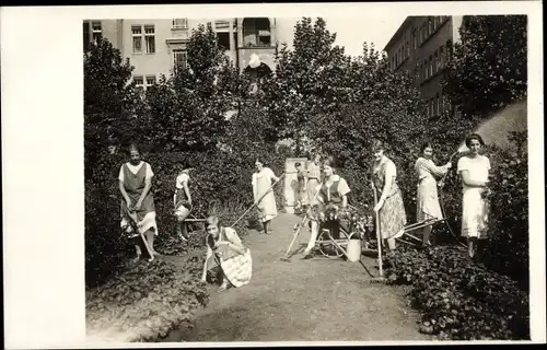 Foto Ak Unbekannter Ort, Frauen bei der Gartenarbeit 1926, Gartenbau