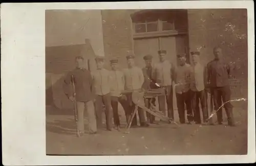 Foto Ak Deutsche Soldaten in Uniformen, MG Zug