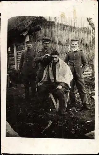 Foto Ak Deutsche Soldaten in Uniformen, Friseur, I WK