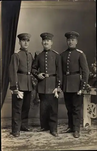 Foto Ak Tschernjachowsk Insterburg Ostpreußen, Drei Deutsche Soldaten in Uniformen, Inf. Rgt. 45