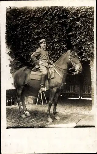 Foto Ak Deutscher Soldat in Uniform auf einem Pferd, 12. Bay. Feld Art. Rgt.