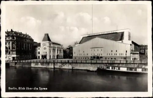 Ak Berlin Mitte, Blick über die Spree, Friedrichstadtpalast