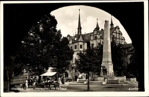 Ak Saalfeld an der Saale Thüringen, Marktplatz mit Rathaus, Denkmal