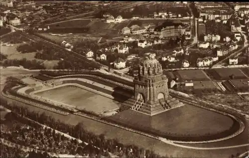 Ak Leipzig in Sachsen, Völkerschlachtdenkmal, Fliegeraufnahme