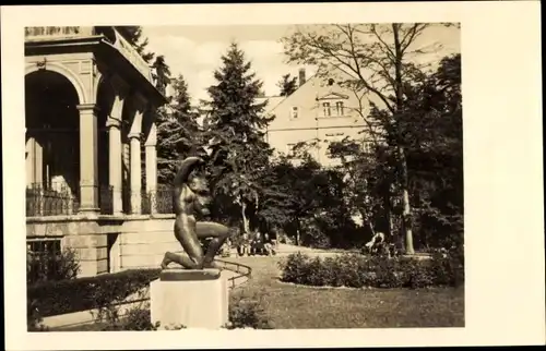 Ak Waldheim in Sachsen, Georg Kolbe Straße, Statue, Park