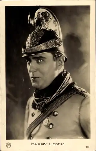 Ak Schauspieler Harry Liedtke, Portrait mit Helm und Uniform