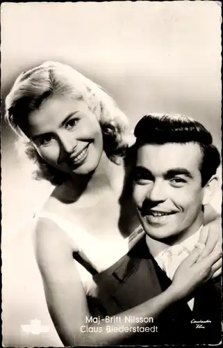 Ak Schauspielerin Maj-Britt Nilsson und Claus Biederstaedt in Was die Schwalbe sang