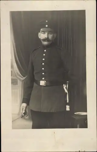 Foto Ak Deutscher Soldat in Uniform, Portrait, Kaiserzeit