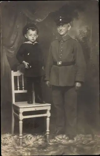 Foto Ak Deutscher Soldat in Uniform, Portrait mit Kind, Stuhl, Kaiserzeit