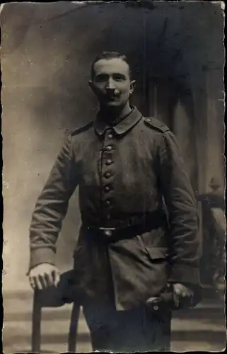 Foto Ak Deutscher Soldat in Uniform, Standportrait