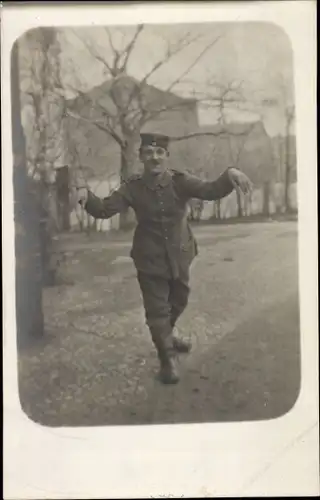 Foto Ak Deutscher Soldat in Uniform, Portrait, Im Hintergrund Häuser, Kaiserzeit