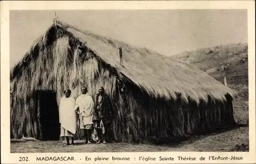 Ak Madagaskar, En pleine brousse, l'eglise Sainte Therese de l'Enfant-Jesus