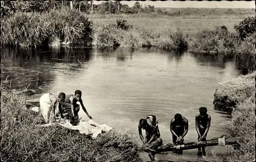 Ak Afrique Noire, Lessive dans la Riviere, Afrikaner waschen Wäsche