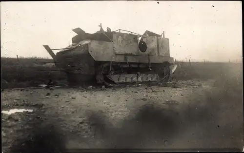 Foto Ak Zerstörter Panzer auf einem Schlachtfeld, I. WK