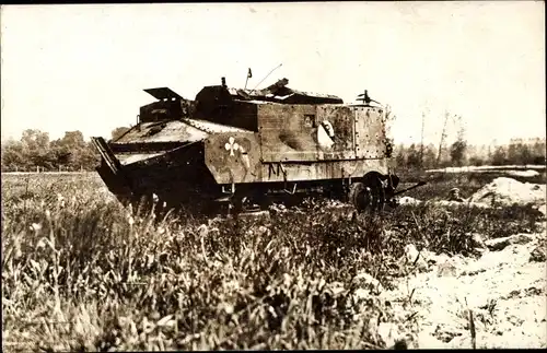Foto Ak Beschädigtes Panzer Fahrzeug auf einem Schlachtfeld, I. WK