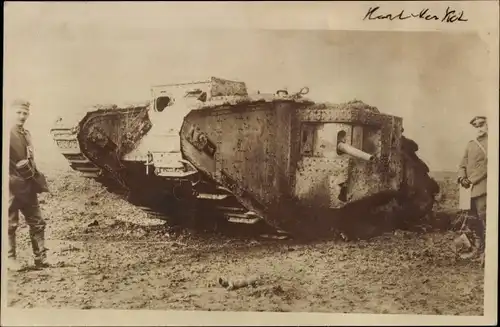 Foto Ak Panzer auf einem Schlachtfeld, I. WK