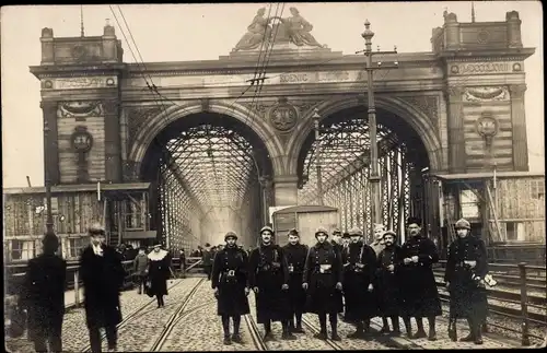 Foto Kehl am Rhein, Rheinbrücke, Soldaten in Uniformen