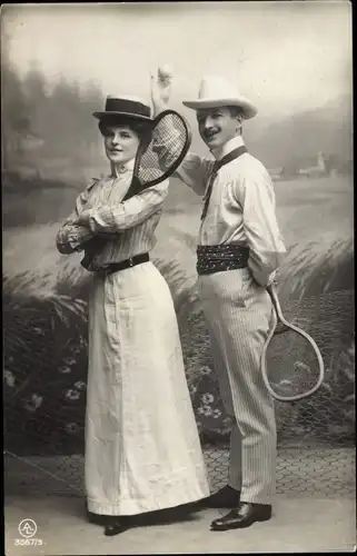 Ak Mann und Frau mit Tennisschlägern