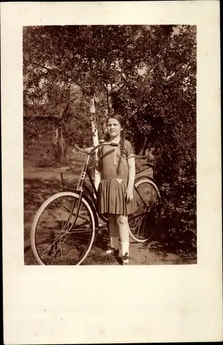 Foto Ak Mädchen mit Fahrrad, Portrait