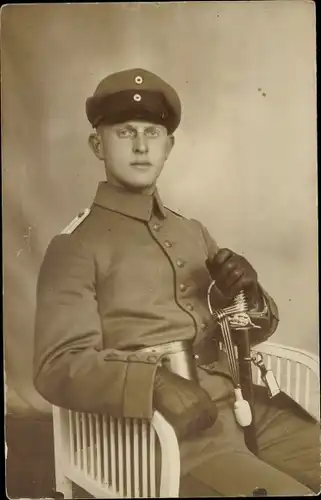 Foto Ak Deutscher Soldat in Uniform, Sitzportrait