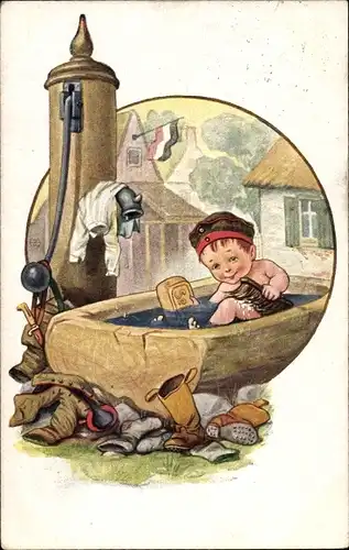 Ak Junge in Uniformmütze badet an einer Wasserpumpe
