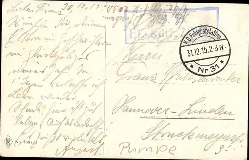 Ak Junge in Uniformmütze badet an einer Wasserpumpe