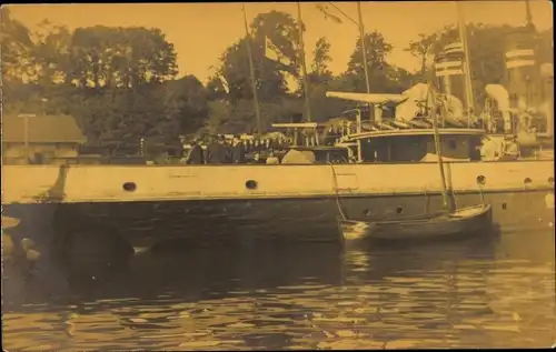 Foto Ak Sassnitz auf Rügen, Deutsches Kriegsschiff, Tender D 1 im Hafen