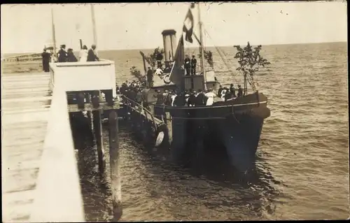Foto Ak Sassnitz auf Rügen ?, Dampfer an der Anlegestelle