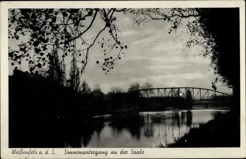 Ak Weißenfels an der Saale, Sonnenuntergang an der Saale, Brücke