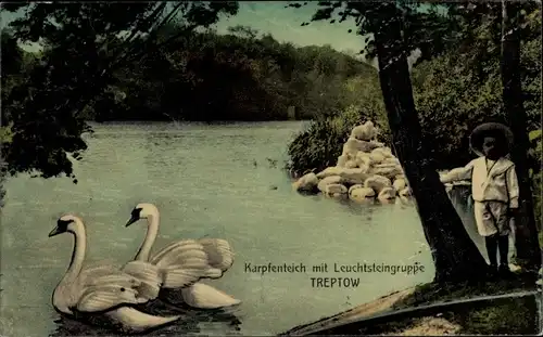 Ak Berlin Treptow, Karpfenteich mit Leuchtsteingruppe, Schwäne, Junge