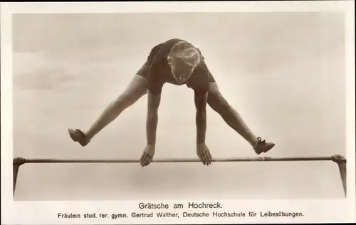 Foto Ak Grätsche am Hochreck, Gertrud Walther, Deutsche Hochschule für Leibesübungen