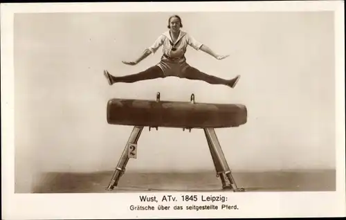 Foto Ak Turnerin Wust, ATV 1845 Leipzig, Grätsche über das seitgestellte Pferd