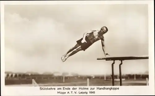 Foto Ak Turner Mügge, ATV Leipzig 1845, Stützkehre am Ende der Holme zur Handhangkippe