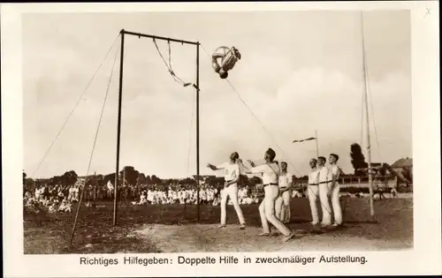 Foto Ak Richtiges Hilfegeben, doppelte Hilfe in zweckmäßiger Aufstellung