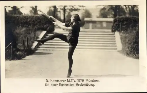 Foto Turnerin S. Kammerer, MTV 1879 München, fließende Keulenübung