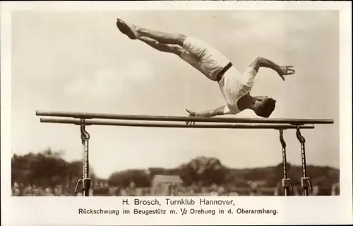 Foto Ak Turner H. Brosch, Turnklub Hannover, Rückschwung im Beugestütz, Barren
