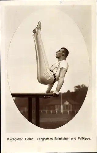 Foto Ak Turner Kirchgatter, Berlin, langsames Beinheben und Fallkippe
