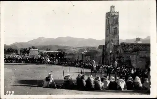 Foto Ak Marokko, Platz, Menschen, Turm