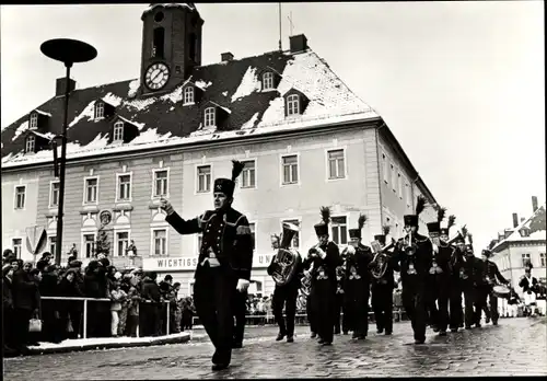 Ak Annaberg Buchholz im Erzgebirge, Bergparade zur Vorweihnachtszeit, Bergmänner, Marschkapelle