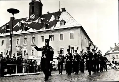 Ak Annaberg Buchholz im Erzgebirge, Bergparade zur Vorweihnachtszeit, Bergmänner, Marschkapelle