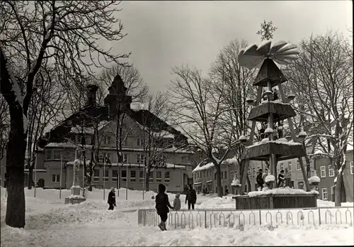 Ak Oberwiesenthal im Erzgebirge Sachsen, Markt im Winter, Pyramide