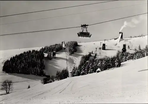 Ak Oberwiesenthal im Erzgebirge Sachsen, Schwebebahn, Skisprungschanzen, Winter