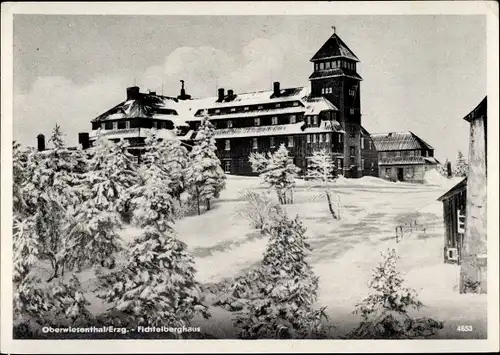 Ak Oberwiesenthal im Erzgebirge Sachsen, Fichtelberghaus, Winter, Schnee