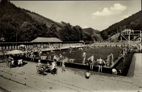 Ak Leutenberg Thüringen, belebtes Schwimmbad im Ilmtal